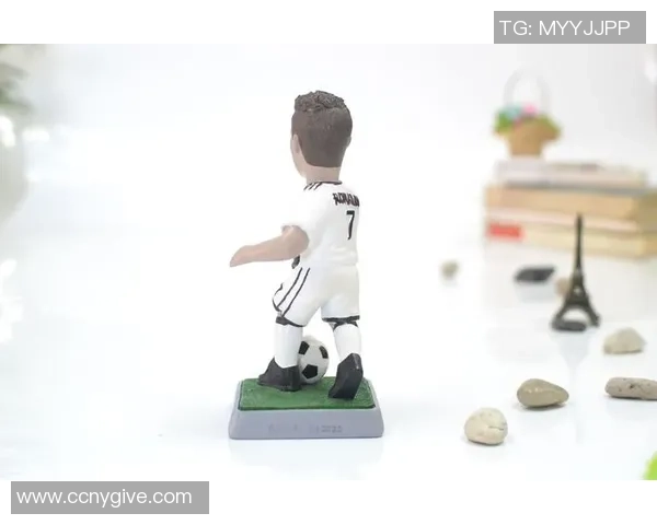 盘点经典足球球星人偶手办收藏与独特魅力展示