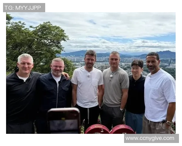 经典足坛传奇聚首 一代球星合影重现辉煌岁月