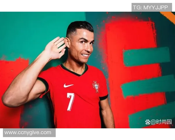 罗纳尔多足球明星摆件精美设计展现球王风采完美呈现运动魅力